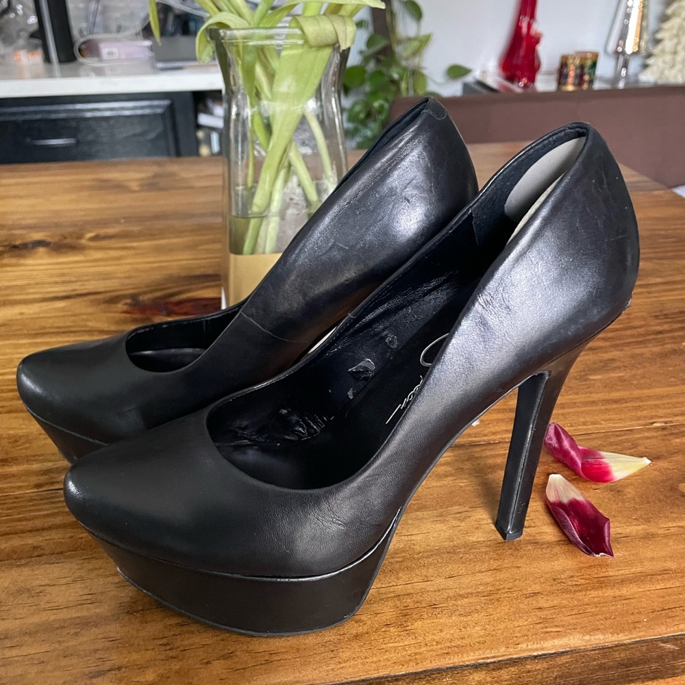 Sexy and comfortable 5” black heels shoes